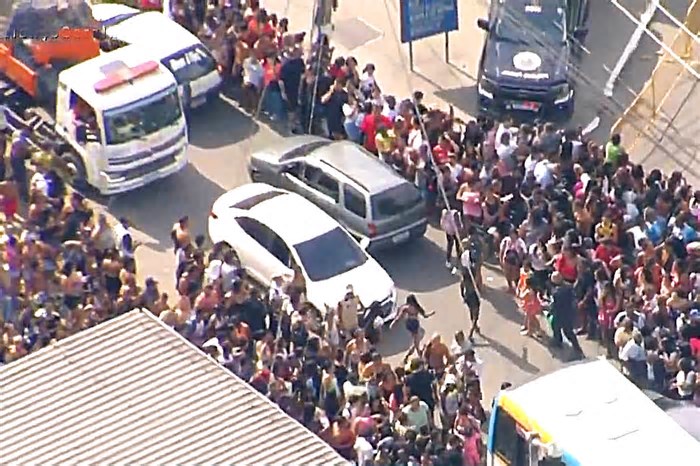 MC Poze é solto com festa de fãs na porta de presídio no Rio