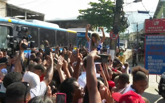 MC Poze do Rodo é solto na frente de multidão após seis dias preso no Rio