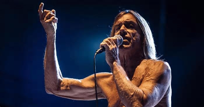 Iggy Pop sai do palco em um caixão durante show de despedida