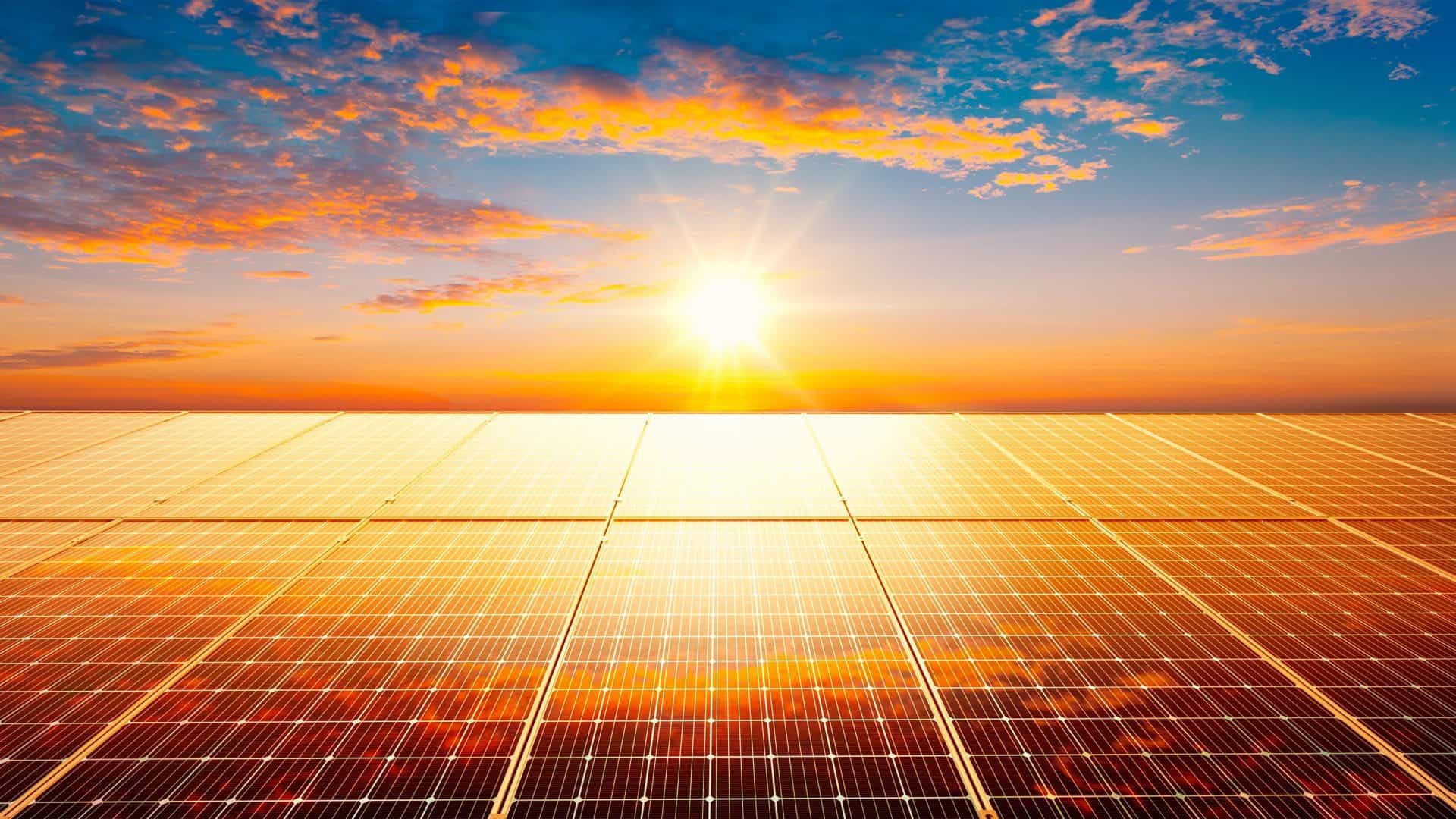 Painéis Energia Solar Por bombermoon/Shutterstock