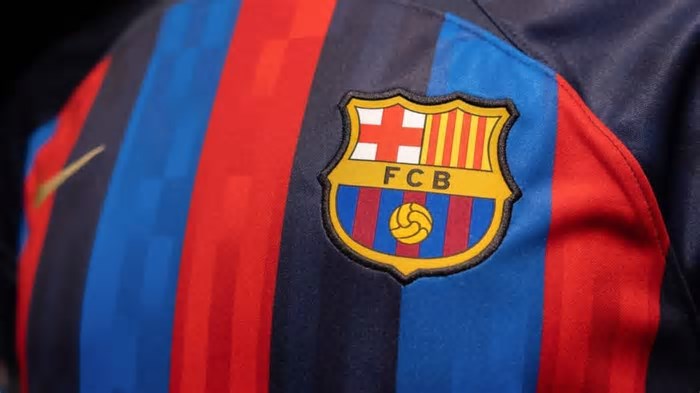 Barcelona contrata jogador de rival pagando multa rescisória