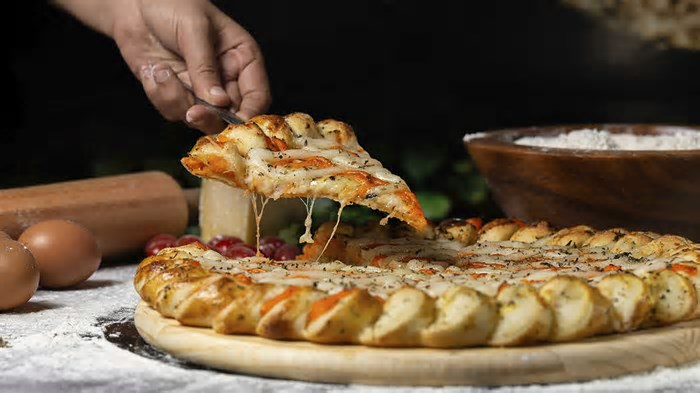 É seguro comer pizza fria do dia anterior? Veja o que diz a ciência