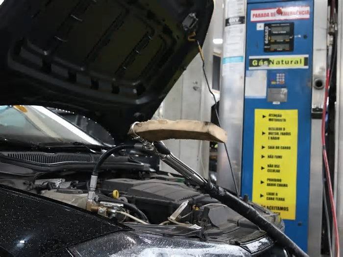 Explosão em posto de gasolina mata um homem e fere outro no Rio