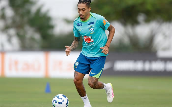 Raphinha vê seleção longe do ideal e não se arrepende de fala sobre porrada na Argentina