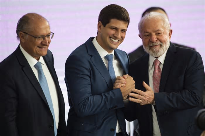 João Campos é eleito presidente do PSB em evento com Lula e Motta