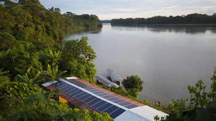 Barco movido a energia solar criado por indígenas surpreende por eliminar diesel na Amazônia