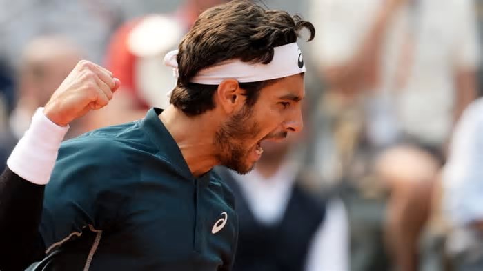Musetti acerta bolada em juíza e é ‘aliviado’ por arbitragem em Roland Garros; assista