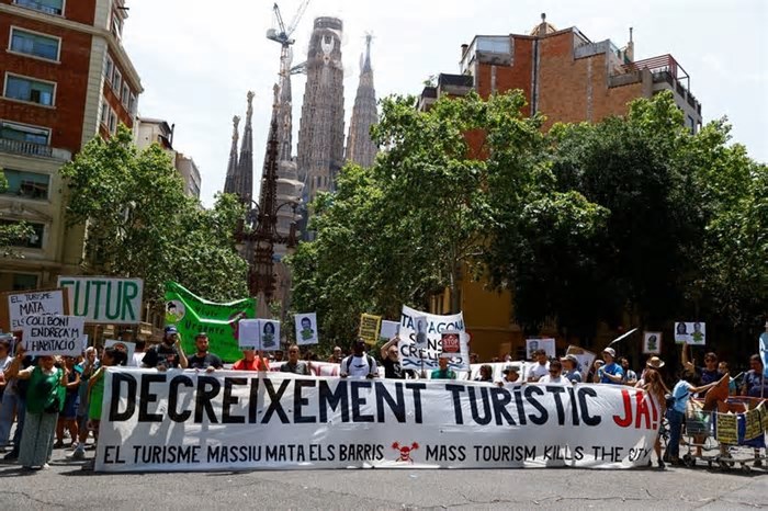 Protestos no sul da Europa criticam turismo excessivo: ‘suas férias, minha miséria’