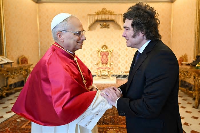 Papa Leão XIV ressalta luta contra a pobreza em reunião com Milei no Vaticano e recebe livro de economistas liberais