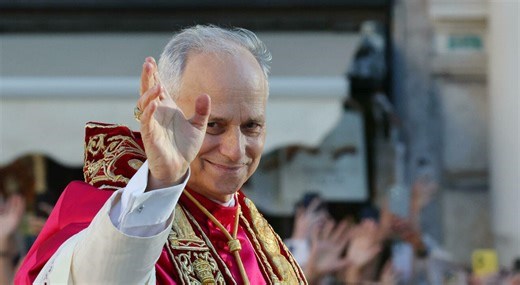 Leone XIV arriva tardi in udienza e si scusa: «Sono Papa da meno di un mese, devo imparare». Poi apre sulla Pasqua comune