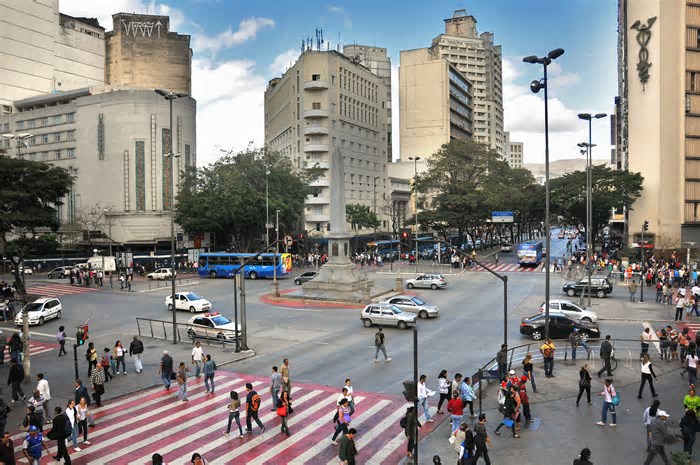 Viaturas na Praça Sete, no centro de BH, preocupam quem passa na região nesta terça (10); entenda o motivo