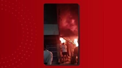 Incêndio de grandes proporções destrói loja de tapeçaria na Zona Norte de Manaus; VÍDEO