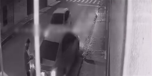 Nasceu de novo: carro capota e ‘sobrevoa’ por homem que sai ileso; VEJA