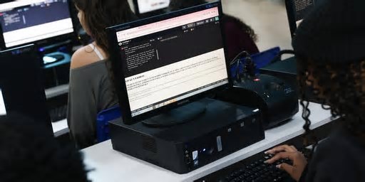 Códigos só para gurias: projeto leva aulas de programação para estudantes da rede pública