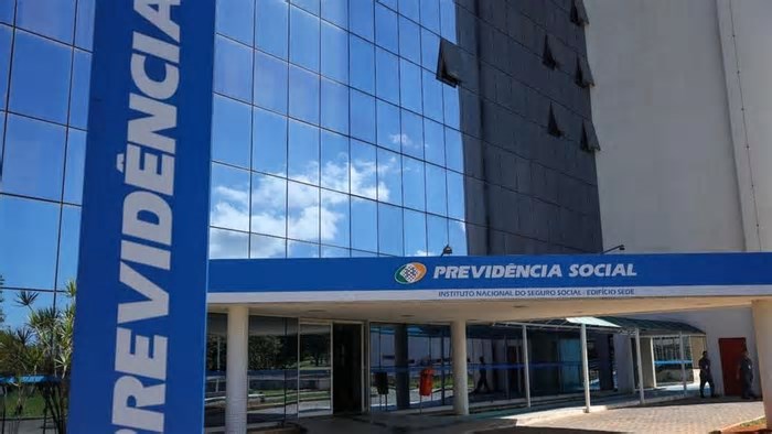 Justiça bloqueia R$ 23 milhões de investigados por fraude no INSS