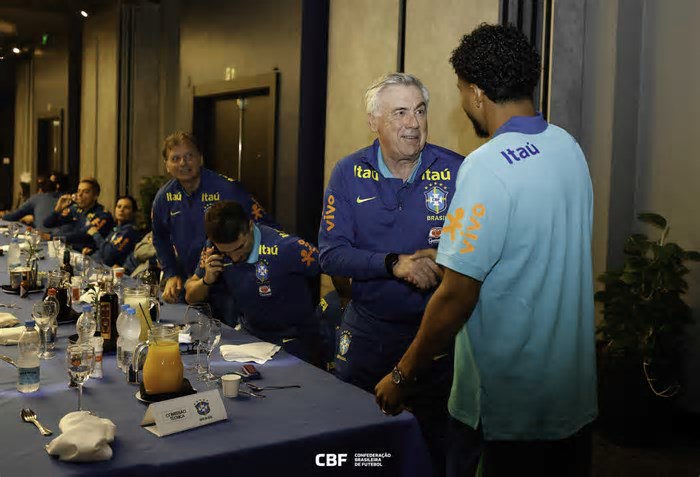De MS, Éderson se apresenta à seleção e tem 1º encontro com Ancelotti