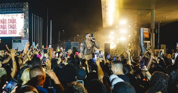 Léo Santana surpreende público e grava projeto audiovisual em posto de gasolina de Salvador