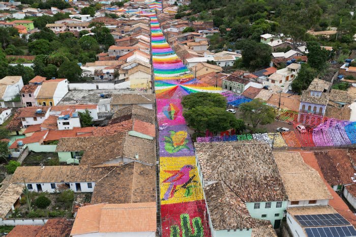 Tradição centenária das bandeirolas juninas ganha destaque com túnel de 400 metros e painel gigante