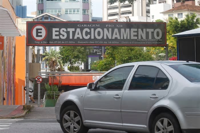 Estacionamento rotativo não sai do papel em Florianópolis e abre para assédio de flanelinhas