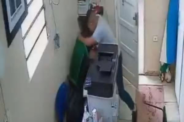 Professor invade sala e esfaqueia diretor de escola no Amazonas