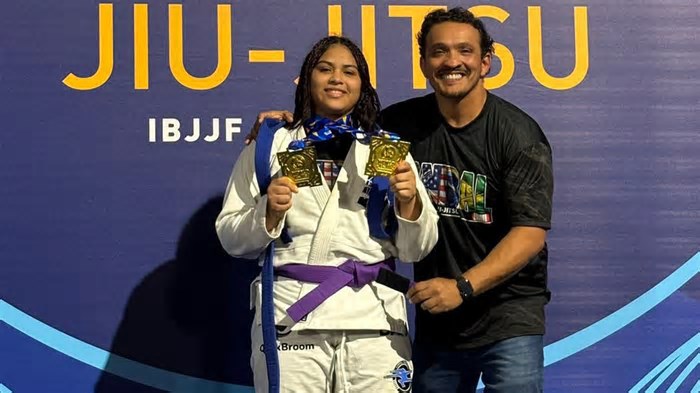 Brasileira de 15 anos conquista ouro duplo no Mundial da IBJJF e recebe a faixa-roxa no pódio