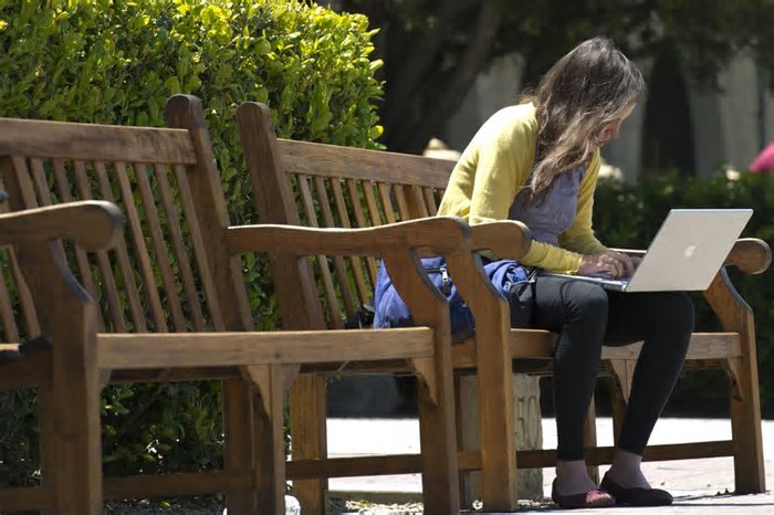 'Diz o que quero ouvir': por que cada vez mais pessoas veem a IA como um guru existencial?