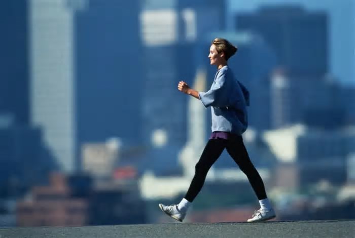 O que é a 'caminhada japonesa' - e ela realmente traz benefícios à saúde?