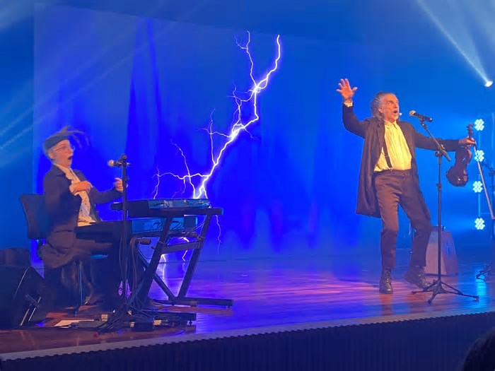 Espetáculo Sbørnia Kontr’Atracka lota Teatro Elisabeth Rosenfeld e conta com Coro Vozes de Gramado