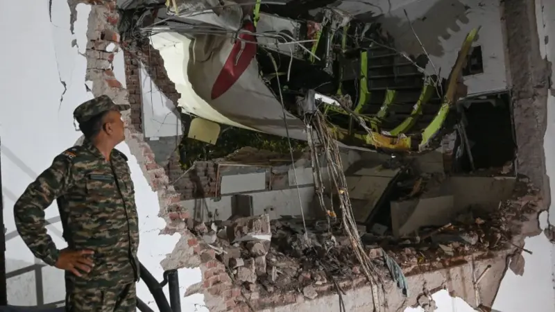 Por dentro do refeitório de estudantes atingido por avião na Índia: 'Pensamos que fosse um trovão'