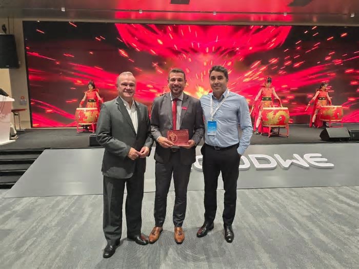 Merivaldo Britto é homenageado pela GoodWe na China por liderança em energia renovável