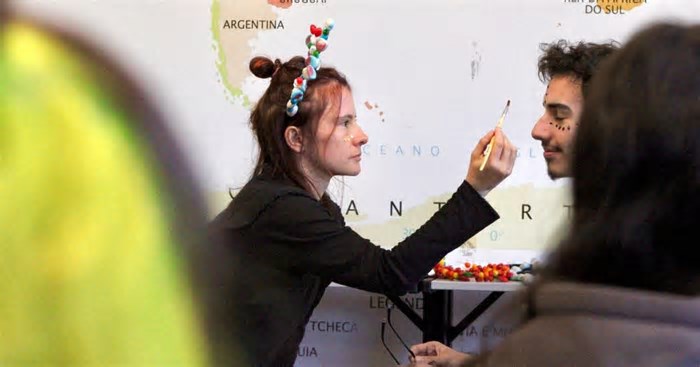 Artista colombiana que percorre o mundo com a performance 'Tribu Candy' está em Caxias do Sul