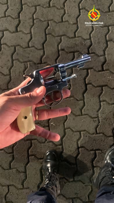 Homem é preso por porte ilegal de arma após abordagem policial em Sobradinho