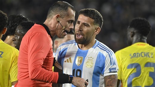 Vídeo: veja a confusão em Argentina x Colômbia, após expulsão de Fernández