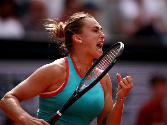 Swiatek leva susto mas vence Rybakina e vai às quartas de final de Roland Garros