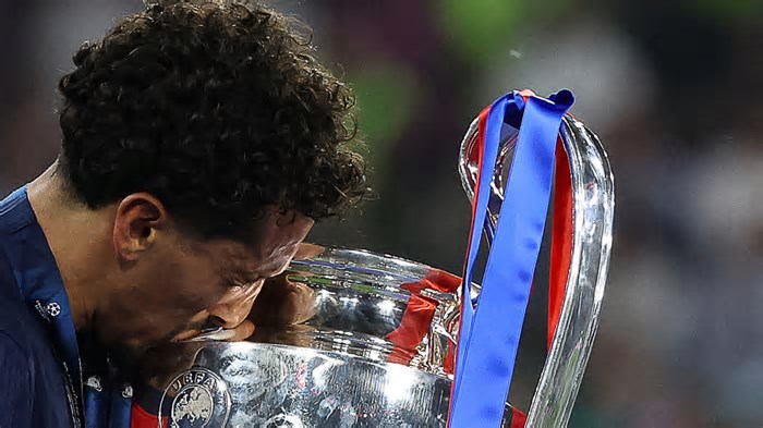 PSG celebra título inédito da Champions com festa em Paris neste domingo