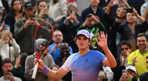 João Fonseca cai, mas duplas brasileiras vencem em Roland Garros