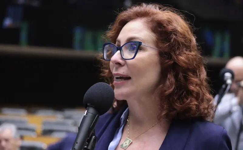 Moraes manda governo Lula pedir extradição de Carla Zambelli: deputada pode ser deportada ao Brasil?