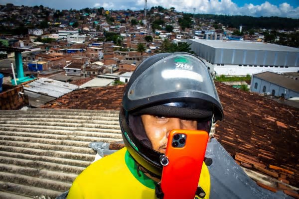 Flanêur das quebradas: ex-gari que investiga o Recife de moto viraliza com vídeos de percursos incomuns