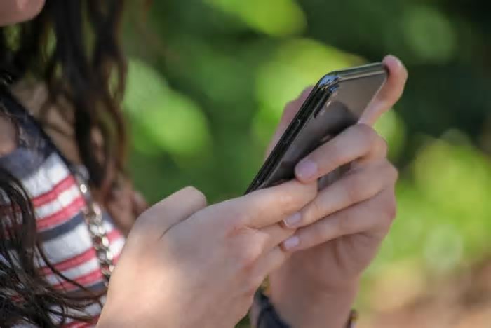 Mais de 2 horas rolando tela de celular podem dobrar risco de ansiedade e quadruplicar chances de depressão em adolescentes
