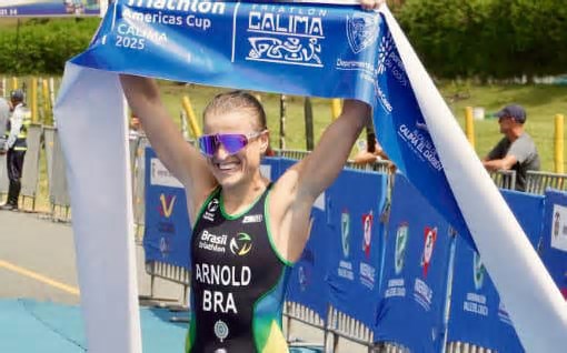 Brasileira Djenyfer Arnold conquista ouro no Pan-Americano de Triatlo