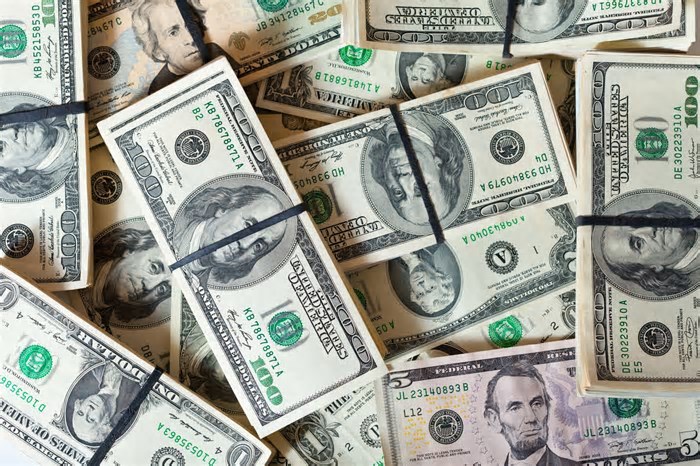 Dólar opera em queda, abaixo dos R$ 5,60 após conversa de Trump e Xi Jinping; Ibovespa sobe