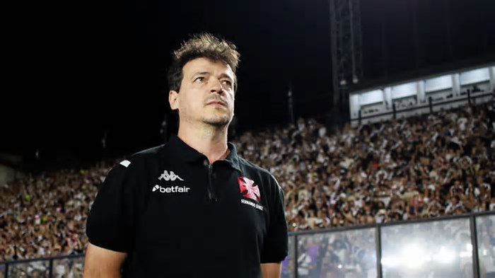 Fernando Diniz completa o primeiro mês no comando do Vasco com promessa de usar a base