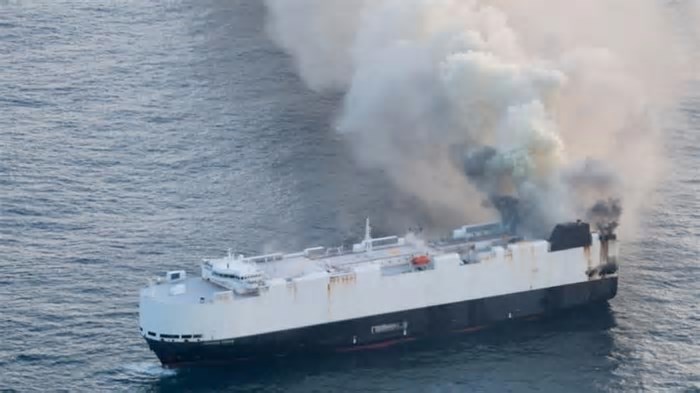 Navio com 3 mil carros pega fogo e é abandonado no Pacífico