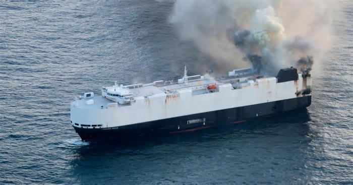 Navio com 3 mil carros é abandonado no Pacífico após incêndio; 22 tripulantes são resgatados