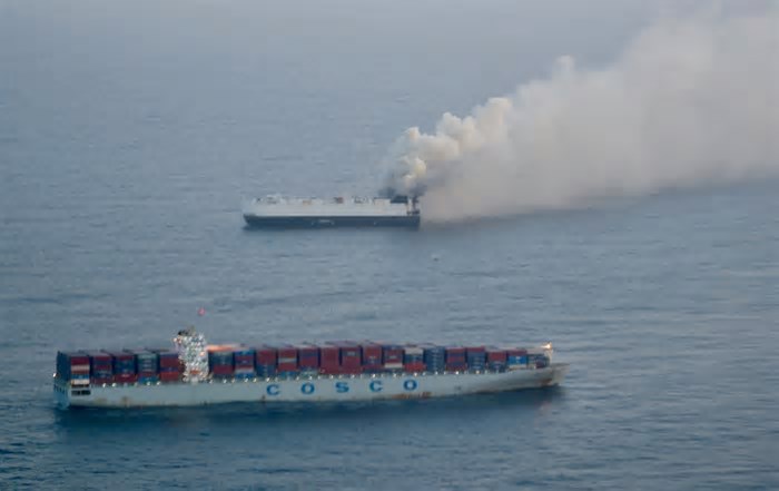 Quais carros foram abandonados em navio que pegou fogo no Oceano? Veja fabricantes