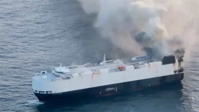 Navio com 3 mil carros, parte deles elétricos, é abandonado no Pacífico após incêndio