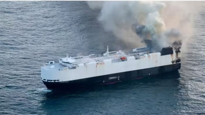 Navio lotado com carros elétricos pega fogo e é abandonado em alto mar