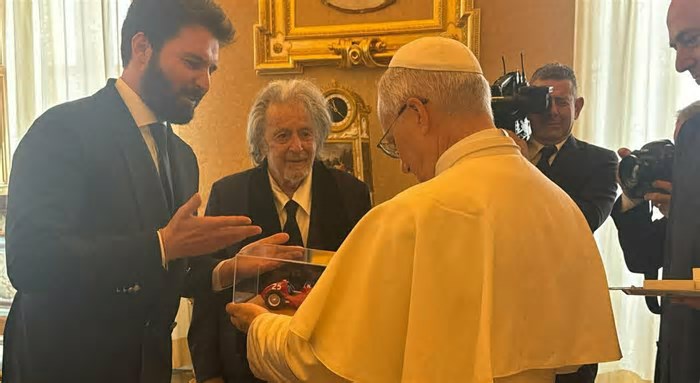 Al Pacino da Papa Leone XIV in Vaticano: l'attore lo omaggia con il modellino di una Maserati