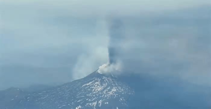 VÍDEO: Maior vulcão ativo da Europa entra em erupção com explosões impressionantes