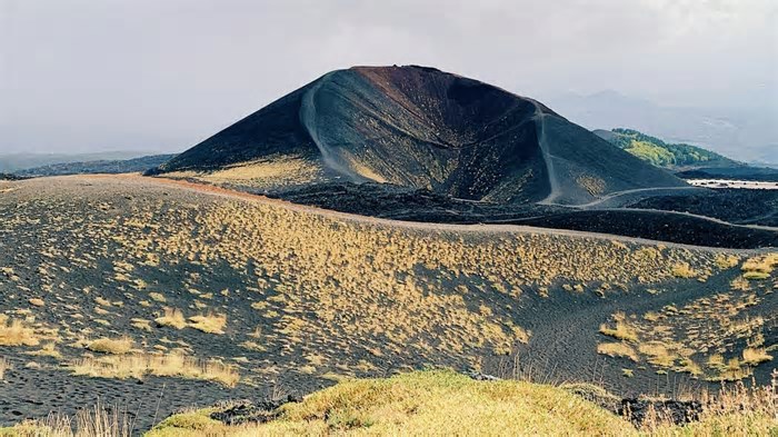 Vídeo mostra o momento exato da erupção do Etna na segunda (2)